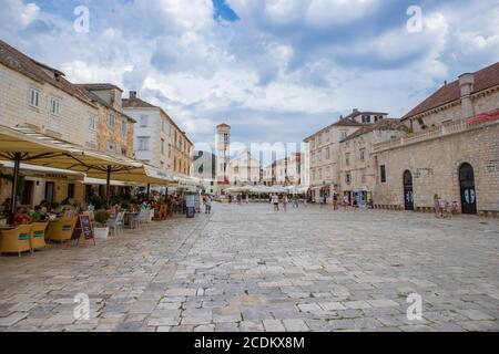 Hvar/Croatie-5 août 2020: Belle cathédrale Saint-Étienne et place dans le centre de la ville de Hvar, île dalmate dans la mer adriatique, populaire Banque D'Images