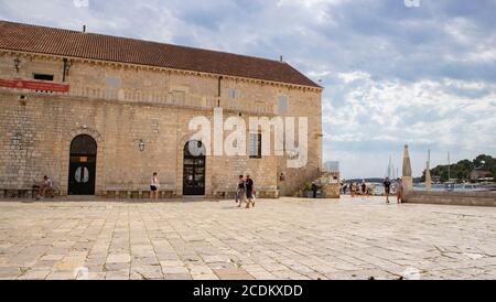 Hvar/Croatie-5 août 2020:Hvar Town Theatre, ancien bâtiment d'arsenal de la marine sur la place Saint-Étienne, la plus grande de la région adriatique Banque D'Images