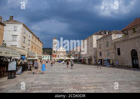 Hvar/Croatie-5 août 2020: Belle cathédrale Saint-Étienne et la plus longue place de la ville Adriatique à la ville de Hvar, desti touristique populaire Banque D'Images