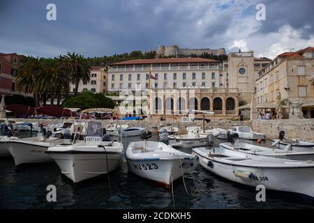 Hvar/Croatie-5 août 2020: Magnifique centre-ville de Hvar et forteresse espagnole sur la colline, surplombant la ville et le port plein de petit boa de pêche Banque D'Images