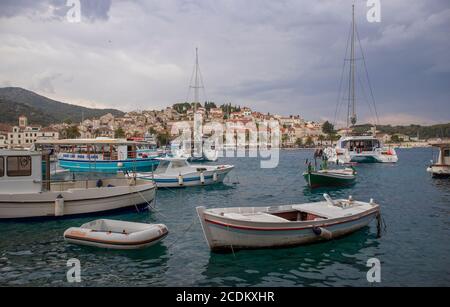 Hvar/Croatie-5 août 2020: Belle ville de Hvar au coeur de la mer de Dalmatie, magnifique destination touristique populaire pour la voile et l'exploration Banque D'Images