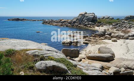 Rochers et plage de sable sur la côte de la Galice, Espagne, océan Atlantique, province de Pontevedra, Praia Abelleira, San Vicente do Grove Banque D'Images