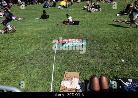 Washington, DC, États-Unis. 28 août 2020. Un drapeau « Black Lives Matter » se trouve sur le terrain au Lincoln Memorial lors de la commémoration du 57e anniversaire de la marche sur Washington en 2020 au Lincoln Memorial le vendredi 28 août 2020. Le but de la marche était un appel à la justice et la fin de la brutalité policière à la lumière de l'éruption de l'assassinat récent d'hommes et de femmes noirs non armés par la police. Photo par Jemal Countess/UPI crédit: UPI/Alay Live News Banque D'Images