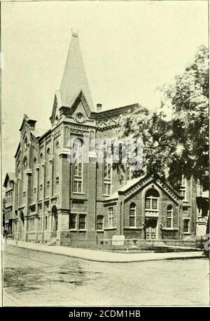 . Comté d'Essex, N.J., illustré . EGLISE Rhe flird l'Eglise presbytérienne allemande a été organiséelundi 30 mars 1863. Dans la salle de conférence de l'Eglise presbytérienne de Union Street, en face de Hamilton,h la même année, la congrégation a acheté des lots coin Ferry et ladison Streets, où leur première chapelle antl parsonage werereeled. Le Rev. Geo. C. Seibert, Ph.D., H. D., a été le premier-prénom, soit d'octobre, 1S63, jusqu'à octobre, 187.-:. Théiev. Oscar is^raft succéda au Dr Seibert. Et est resté jusqu'au mélèze 17, 1S74, quand l'église Saint-Stephens a été formedrom partie de l'adhésion, avec qui Banque D'Images