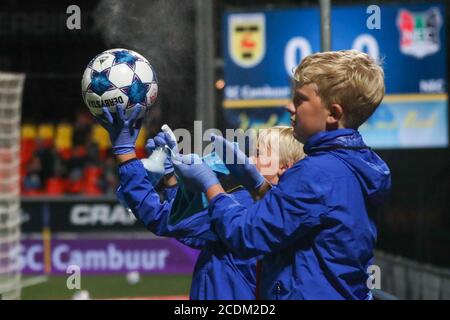 LEEUWARDEN, PAYS-BAS - AOÛT 28: Ballenjongen de Cambuur nettoyant le ballon à cause de COVID pendant le match de division de Keukenkampioen entre Cambuur et NEC le 28 août 2020 à Leeuwarden, pays-Bas. *** Légende locale *** Ballenjongen nettoyant la balle à cause de COVID Banque D'Images