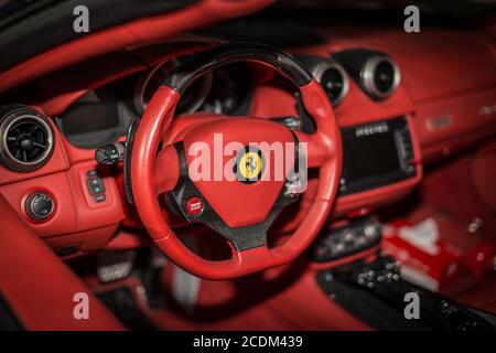 Ferrari F12 Berlinetta V12 GT voiture de sport intérieur rouge tableau de bord photo montrant la roue motrice mise au point Banque D'Images