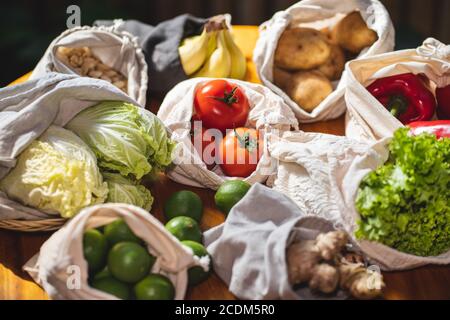 ensemble de sacs à provisions en coton réutilisables et sans déchets pour les aliments Banque D'Images