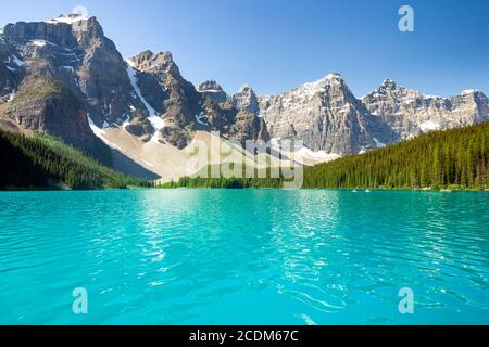 Magnifique lac turquoise canadien célèbre Moraine, parc national Banff, Alberta. La vue sur la vallée des dix pics. Ciel bleu en arrière-plan. Banque D'Images