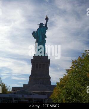 Derrière vue sur le monument national de la Statue de la liberté, Liberty Island dans le port de New York, New York City, États-Unis Banque D'Images