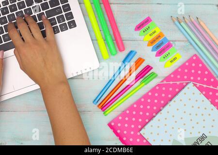 Fournitures d'affaires et de finances et articles de papeterie sur la table Banque D'Images