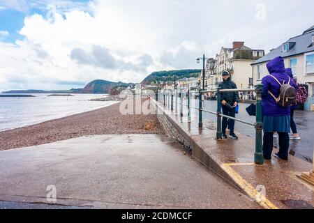 Vue sur la plage de Sidmouth dans le sud du Devon, au Royaume-Uni, par une journée nuageux et humide à la fin de l'été britannique. La plage est vide. Banque D'Images