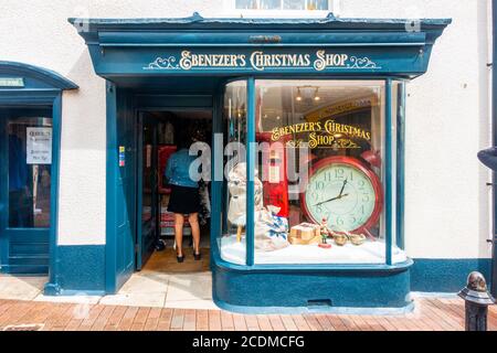 Ebenezer's Christmas Shop à Sidmouth, Devon est ouvert toute l'année et vend des décorations et des articles de fête, Banque D'Images