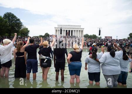 Washington DC, États-Unis. 28 août 2020 : des manifestants sont présentés lors d'une marche d'engagement du réseau national d'action (Nan) : « faites-vous plaisir ! » dans la piscine à réflexion près du Lincoln Memorial à Washington, DC. Pendant le 57e anniversaire du 1963 mars sur Washington Credit: Brian Branch Price/ZUMA Wire/Alay Live News Banque D'Images