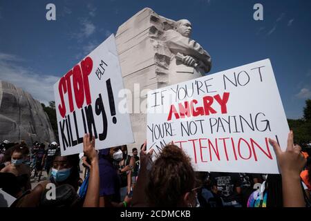 Washington DC, États-Unis. 28 août 2020 : des manifestants sont présentés au National action Network (Nan) Commitment March: 'Mettez votre genou hors de nos cou!' près du Dr Martin Luther King Memorial à l'occasion du 57e anniversaire du 1963 mars à Washington, DC. Crédit : Brian Branch Price/ZUMA Wire/Alay Live News Banque D'Images