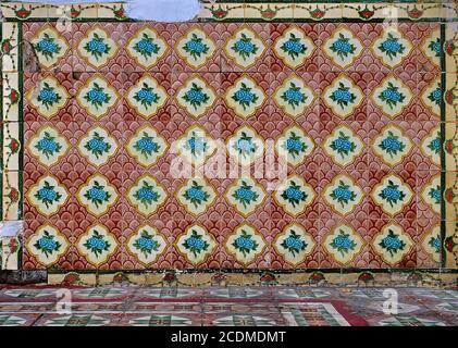 Mosaïque de carreaux de Peranakan comme on le trouve généralement sur les maisons traditionnelles chinoises, avec des fleurs bleu turquoise sur un fond rouge pétoncle et marron et Banque D'Images