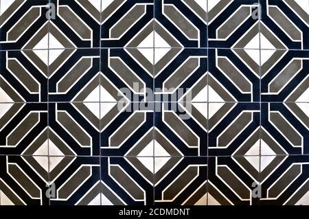 Mosaïque de carreaux de Peranakan comme on le trouve généralement dans les maisons traditionnelles chinoises, avec un motif géométrique et symétrique de gris, blanc et bleu marine Banque D'Images