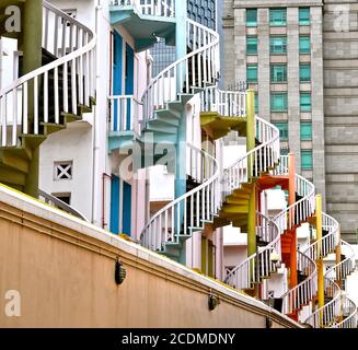 Une rangée d'escaliers en spirale colorés à l'arrière de maisons d'achats restaurées dans le centre-ville de Singapour. Banque D'Images