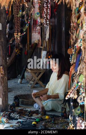 QUINTANA ROO,MEXIQUE - avril 15,2019 : belle jeune fille faisant de l'artisanat dans une communauté maya locale Banque D'Images