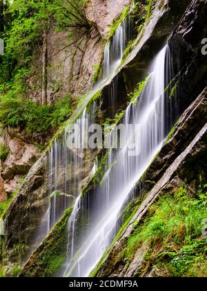 Cascade sur le front de roche de la mousse, Wimbachklamm, Wimbachtal, Parc national de Berchtesgaden, Ramsau, Berchtesgadener Land, haute-Bavière, Bavière, Allemagne Banque D'Images