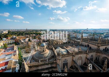 Vue sur la ville, vue sur la vieille ville depuis la tour la Giralda, vue sur le toit de la cathédrale de Séville, avec le Real Alcazar de Séville, Séville Banque D'Images