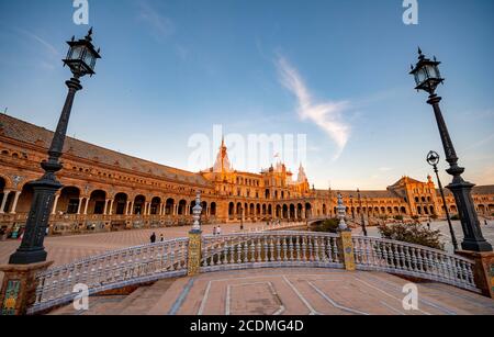 Pont sur le canal, balustrade de pont avec tuiles azulejo peintes, Plaza de Espana dans la lumière du soir, Séville, Andalousie, Espagne Banque D'Images