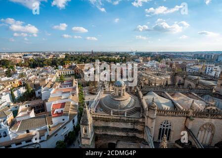 Vue sur la ville, vue sur la vieille ville depuis la tour la Giralda, vue sur le toit de la cathédrale de Séville, avec le Real Alcazar de Séville, Séville Banque D'Images