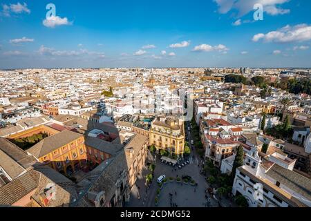 Vue sur la ville, vue sur la vieille ville depuis la tour la Giralda, avec la Plaza Virgen de los Reyes, la cathédrale de Séville, Séville, Andalousie, Espagne Banque D'Images