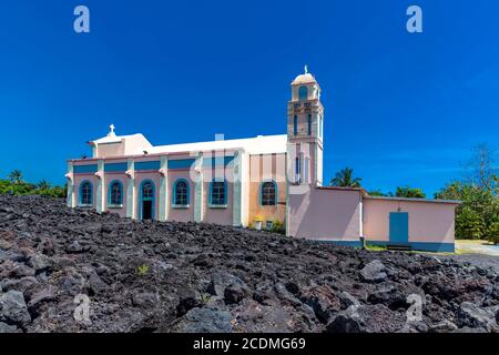 Notre Dame des Laves, église de lave, a été épargnée de l'écoulement de lave en mars 1977, éruption volcanique de Piton de la Fournaise, Sainte-Rose, la Réunion Banque D'Images