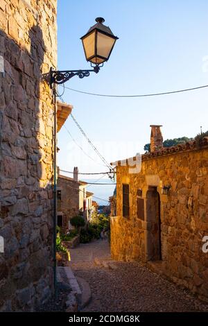 Tossa de Mar, Catalogne, Espagne, texture des rues anciennes de la vieille ville, en début de soirée Banque D'Images