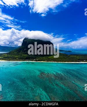 Vue aérienne, Berg le Morne, avec hôtel de luxe lux le Morne Resort, Maurice, Afrique Banque D'Images
