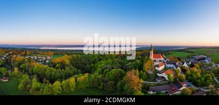 Monastère Andechs dans la lumière du matin, lac Ammer, Fuenfseenland, Pfaffenwinkel, enregistrement de drone, haute-Bavière, Bavière, Allemagne Banque D'Images