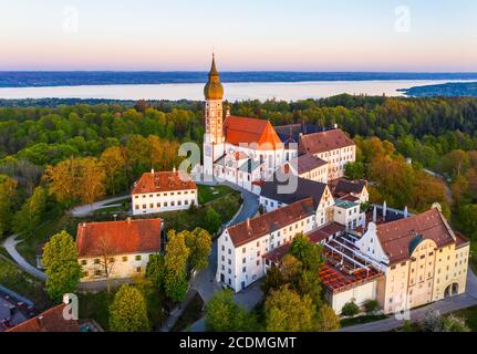 Monastère Andechs dans la lumière du matin, lac Ammer, Fuenfseenland, Pfaffenwinkel, enregistrement de drone, haute-Bavière, Bavière, Allemagne Banque D'Images