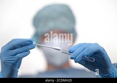 Personnel médical en RT-PCR, réaction en chaîne de la transcriptase inverse en temps réel par polymérase, test de corona, crise de corona, Baden-Wuerttemberg, Allemagne Banque D'Images