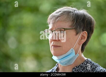 Femme âgée portant un masque facial sous le menton, portrait, crise corona, Allemagne Banque D'Images