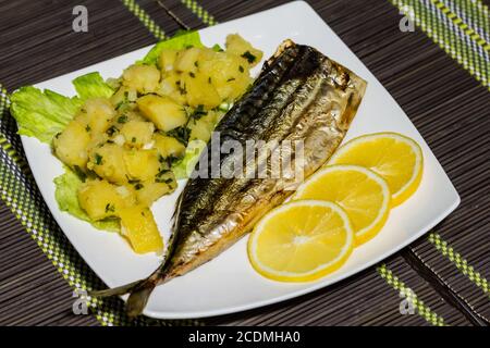 Filet de maquereau frais avec des pommes de terre bouillies et citron Banque D'Images