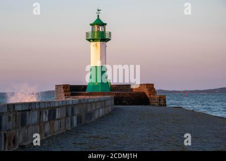 Phare, balise, entrée du port Sassnitz, île de Ruegen, Mecklembourg-Poméranie occidentale, Allemagne Banque D'Images