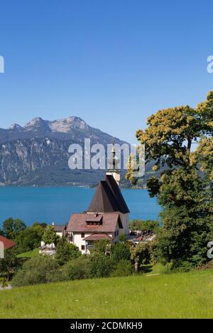 Église paroissiale de Saint-André, Steinbach am Attersee avec Schafberg, Salzkammergut, haute-Autriche, Autriche Banque D'Images