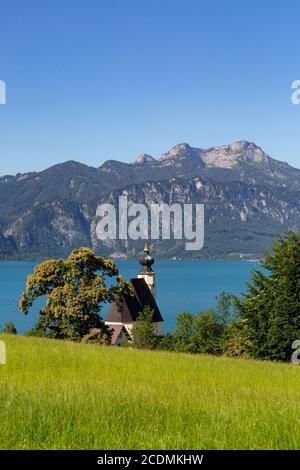 Église paroissiale de Saint-André, Steinbach am Attersee avec Schafberg, Salzkammergut, haute-Autriche, Autriche Banque D'Images