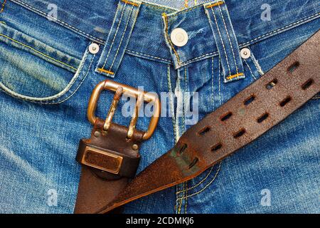 Ceinture en cuir vintage avec boucle en métal Banque D'Images