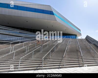 Visiteurs sur grand escalier extérieur, centre culturel et bibliothèque Dokk1, Dokken, architecte Schmidt Hammer Lassen, Aarhus, Jutland, Danemark Banque D'Images