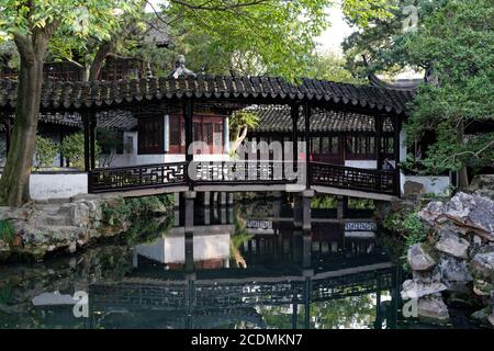 Jardin de l'humble officiel, Zhuozheng Yuan, petit pont arc-en-ciel volant, Pingjianglu, Suzhou, Jiangsu Sheng, Chine Banque D'Images