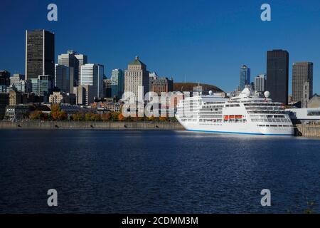 Bateau de croisière dans le Vieux-Port en face de l'horizon avec gratte-ciel, Montréal, province de Québec, Canada Banque D'Images