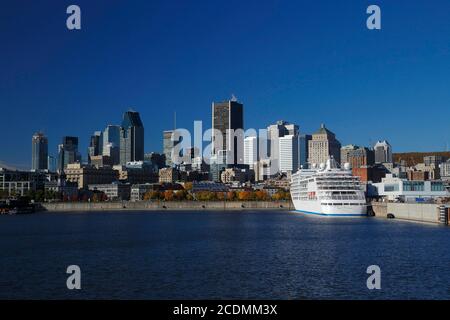 Bateau de croisière dans le Vieux-Port en face de l'horizon avec gratte-ciel, Montréal, province de Québec, Canada Banque D'Images