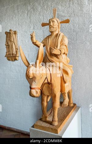 Figure en bois, Jésus sur le âne, Transfiguration du Christ par l'église paroissiale de la ville, Schongau, haute-Bavière, Bavière, Allemagne Banque D'Images