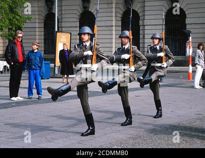 Changement de la garde devant la Neue Wache de Schinkel, peu après la chute du mur, 1990, Berlin, Allemagne Banque D'Images