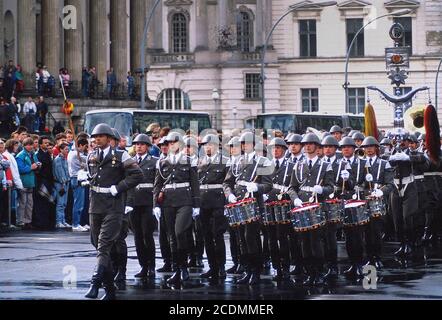 Grande relève de la garde devant la Neue Wache de Schinkel, peu après la chute du mur, 1990, Berlin, Allemagne Banque D'Images