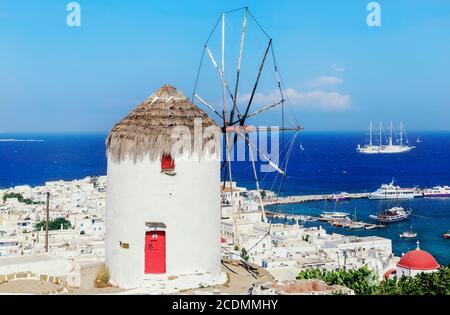 Le Moulin de Boni se superpose à la ville de Mykonos, Mykonos, Cyclades, Grèce Banque D'Images