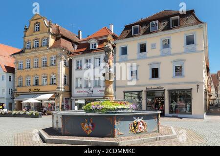 Madonna avec un croissant de lune sur la fontaine Marienbrunnen sur la place Marktplatz, Schwaibisch Gmuend, Bade-Wurtemberg, Allemagne Banque D'Images