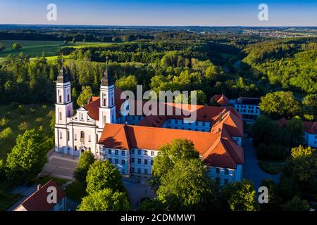 Vue aérienne le soir, Irsee, monastère des Bénédictins à Irsee, diocèse d'Augsbourg, Bavière, Allemagne Banque D'Images
