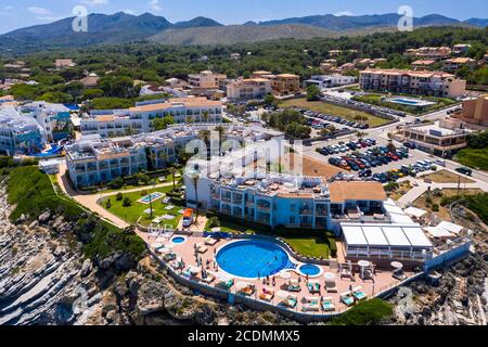 Vue aérienne, côte escarpée et plage avec l'hôtel Viva Cala Mesquida Resort & amp; Spa, Cala Agulla, Cala Mesquida, Majorque, Iles Baléares, Espagne Banque D'Images